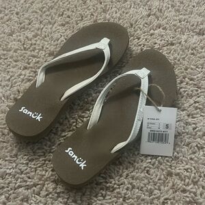 Brand new Sanuk flip flops with tags. Smoke free home.